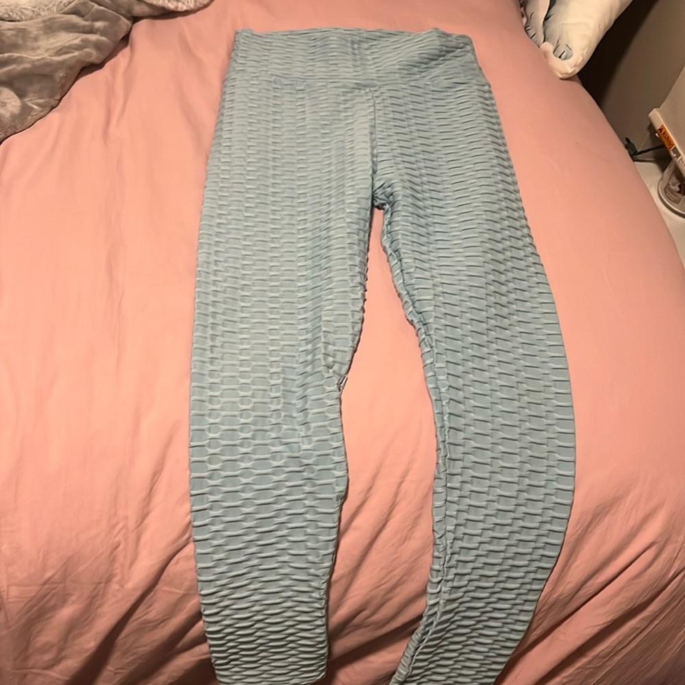 Blue workout leggings.